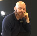 Jag sittande mot handen.jpg